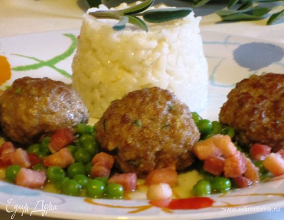 Добавить горошек,слегка потушить,затем влить бульон и тушить на среднем огне ещё 4-5 мин.Готовое блюдо посыпать беконом и подавать с рисом.Приятного аппетита:)