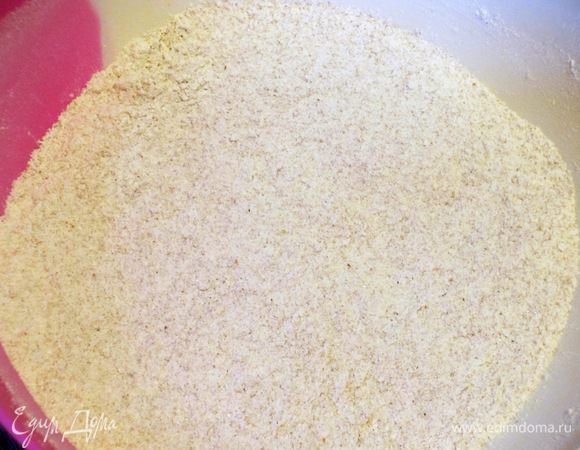 Смешать муку с сахаром.