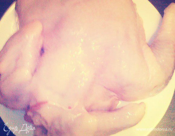 Цыпленка промываем, разрезаем вдоль грудки.