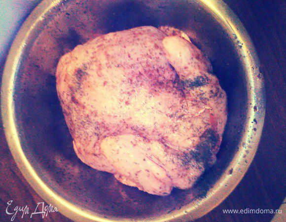 Обмазать птицу специями. Оставить на 30 минут.