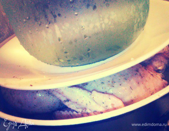 Разогреть сковородку с маслом до температуры выше среднего.
Положить курицу на сковородку, положить на нее тарелку  и придавить банкой. Жарить 15 минут с каждой стороны.