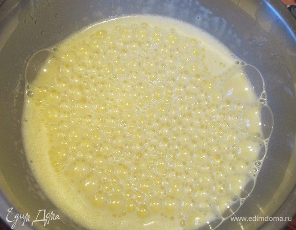 Взбить яйца,добавить молоко и снова взбить.Влить растительное масло и ещё раз всё хорошо взбить.