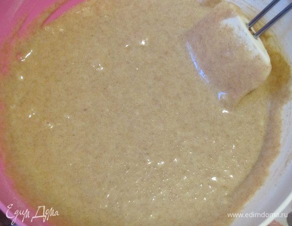 Яично-молочную смесь влить к муке с сахаром. Хорошо перемешать.