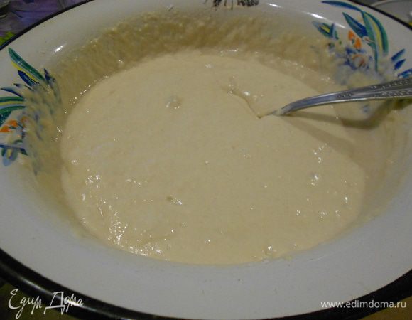 Для теста смешать кефир, майонез,1\2 яйца (это по рецепту в журнале... я не делила... положила все), добавить муку, соль, соду, хорошо перемешать...Тесто получается как на оладьи.