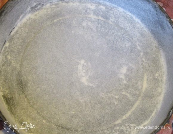 Форму для выпечки смазать маслом и присыпать мукой (можно использовать бумагу для выпечки).