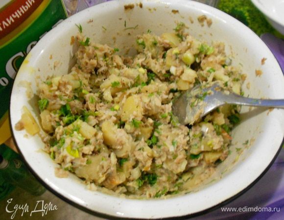 Для начинки картофель очистить, вымыть, нарезать маленькими брусочками (первый раз так и сделала... но следующий раз делала с вареным ...понравилось больше). Лук очистить, мелко нарезать, смешать с картофелем и шпротами с маслом (у меня "Сайра"), посолить, поперчить, добавить зелень.