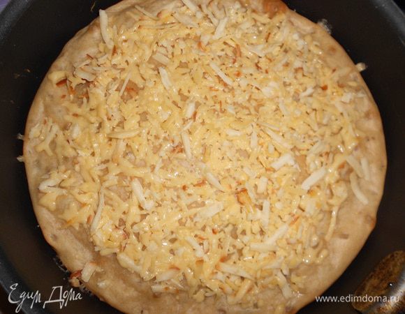 Выпекать пирог в духовке 30-40 мин. при температуре 200*С (у меня с сырым картофелем в начинке получилось минут 60... с отварным минут 40-45), горячий пирог смазать оставшимся яйцом, его надо взбить (это по журнальному рецепту... я этого не делала), за 10 минут до отключения духовки, достала это "произведение", посыпала тертым сыром, чуть смазала майонезом и обратно... пока сыр не расплавился... Остывал в духовке...