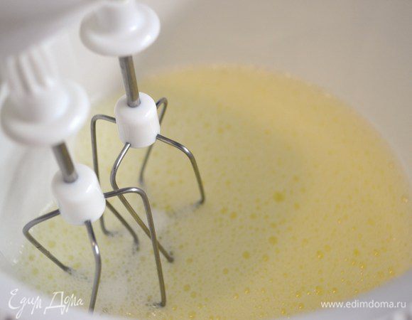 Белки отделить от желтков.