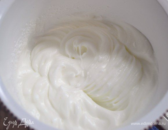 Белки взбить в крепкую пену.