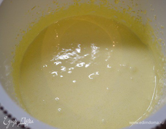 Желтки взбить с сахаром до побеления. 