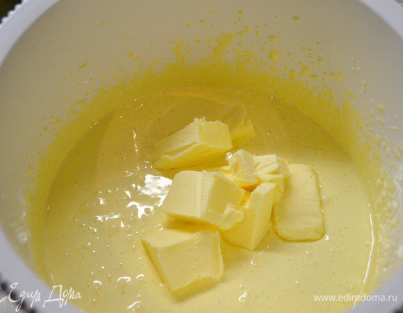 В желтки добавить масло, комнатной температуры.