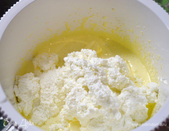 Добавить творог. Если творог у вас сильно зернистый, протереть его через сито. Хорошо перемешать массу.
