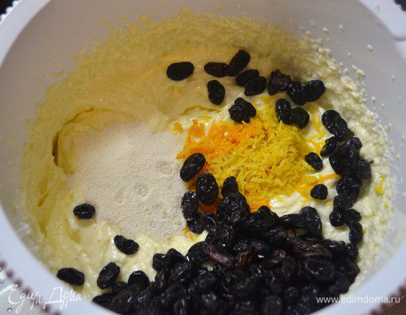 Добавить мак, изюм, цедру лимона и апельсина, манку. Перемешать.