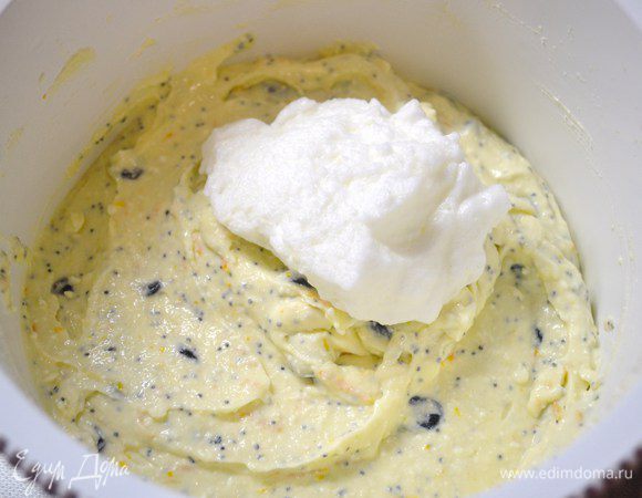 В полученную массу аккуратно в 3-4 приема вмешать взбитые белки.