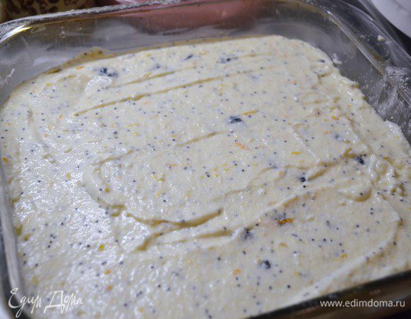 Творожно-яичную массу распределить по форме, предварительно смазав ее сливочным маслом и посыпав мукой.