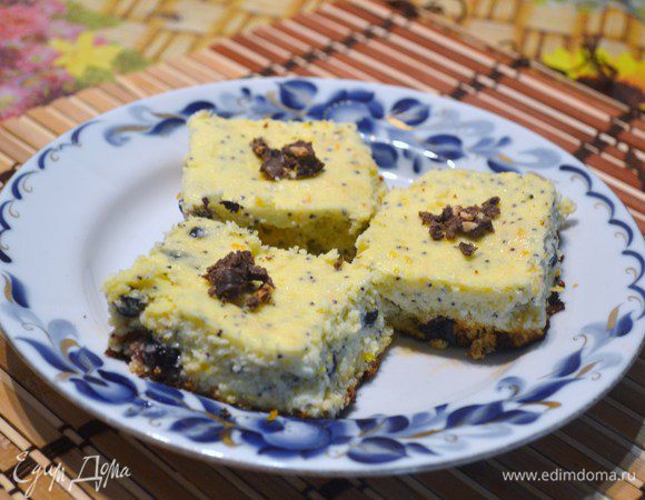 Убрать в духовку на 50-60 мин. при 180С. 
Готовый сырник, аккуратно разрезать на порциональные кусочки и убрать в холодильник на 2-4 часа, а лучше на ночь.
