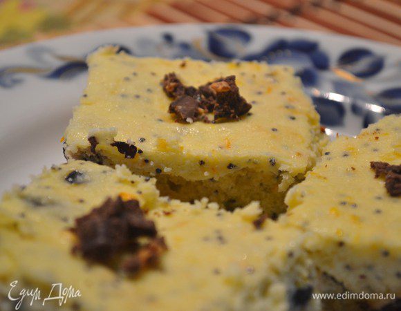 Если же вы готовите сырник с глазурью: Сметану, какао, сахар и масло положить в кастрюльку и поставить на небольшой огонь. 
Все время помешивая, довести до однородной и гладкой консистенции, снять с огня. Полить сырник теплой глазурью, распределить ее по поверхности и бокам сырника. Уже после этого разрезать на кусочки.