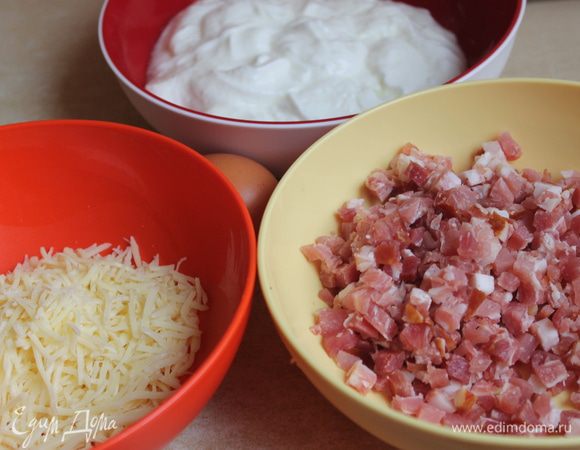 Все очень просто: замешиваем тесто из всех ингредиентов. Бекон у меня мелко порезан..сыр любой., можно вместо бекона взять копченую колбасу, только порезать ее...