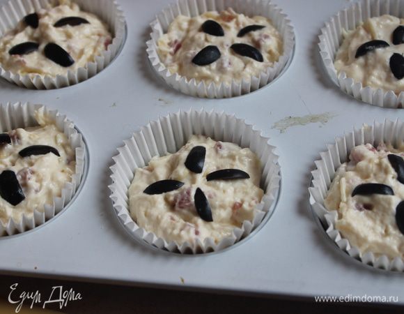 Берем наши формочки и смазываем их хорошо маслом растителным, и посыпаем еще мукой.и выкладываем тесто , примерно 2 ст. л. Ставим в духовку разогретую до 200 гр и выпекаем 25 мин. Сверху можно украсить оливками..получается примерно 10 штук из этого теста.