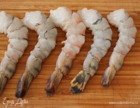Очистить креветки от головы и панциря, оставив хвостик; удалитть темную кишечную вену.