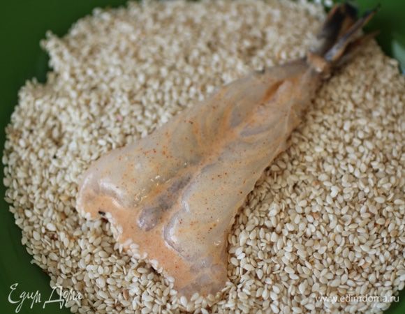 Каждую креветку обмакнуть сначала в белково-крахмальную смесь, затем в кунжут так, чтобы креветки были покрыты кунжутом с обеих сторон.