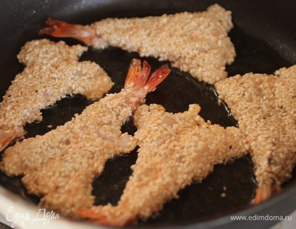 Обжарить до золотистого цвета, по 1,5 мин. каждую сторону.  Выложить на бумажное  полотенце, чтобы избавиться от излишков масла...