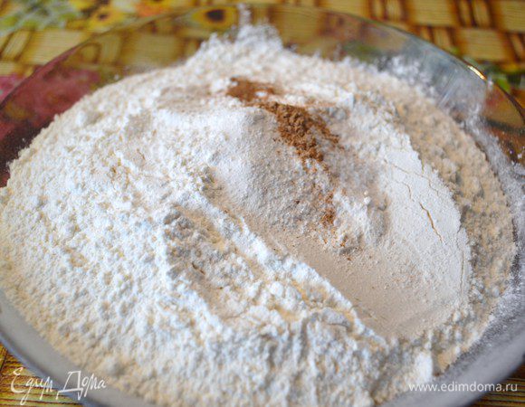 Смешать муку, разрыхлитель, соль, мускатный орех, корицу.