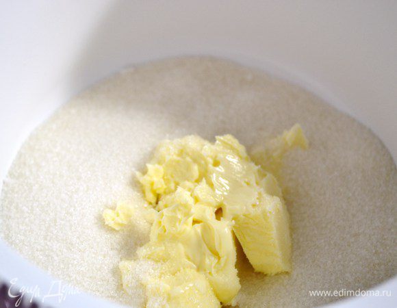 Масло, комнатной температуры смешать с сахаром. Взбить в течении 5 минут.