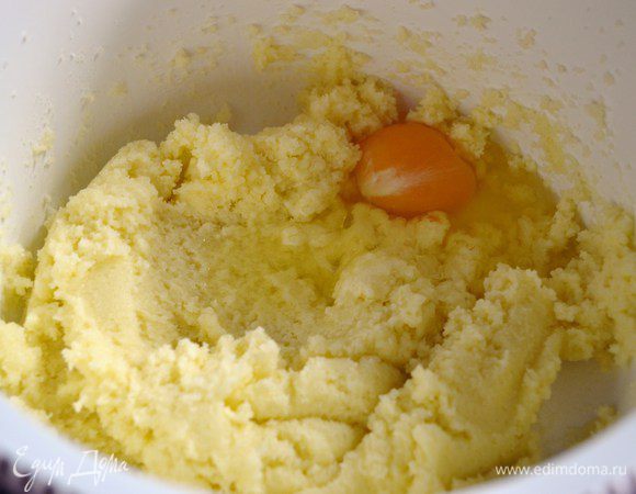 Не прекращая взбивать по одному добавить яйца.