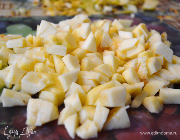 Яблоки очистить от кожуры, нарезать кубиками.
