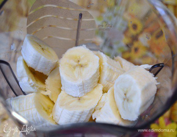 Бананы измельчить в блендере или вилкой в пюре.