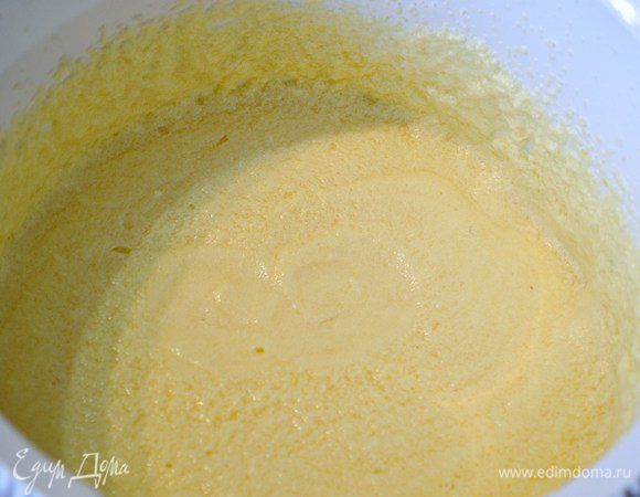 Взбивать на большой скорости до растворения сахара.