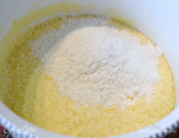 Добавить мучную смесь в несколько приемов.