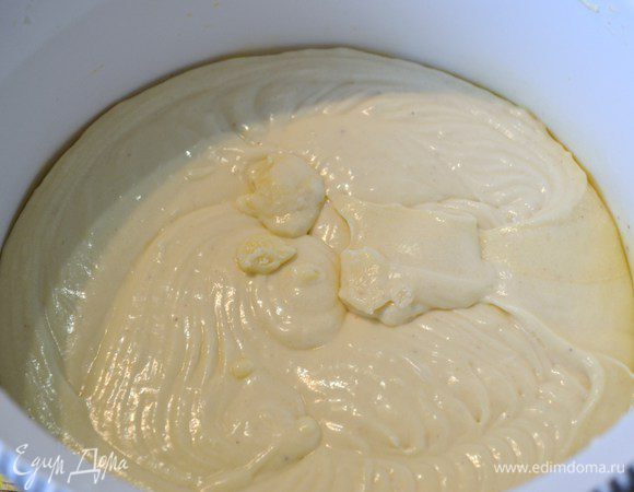 Продолжая взбивать на маленькой скорости.