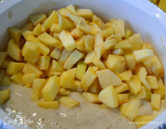 Добавить яблоки и банановое пюре.