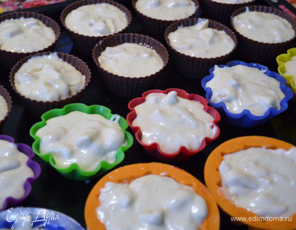 Духовку разогреть до 190С и выпекать маффины в течении 20 минут.