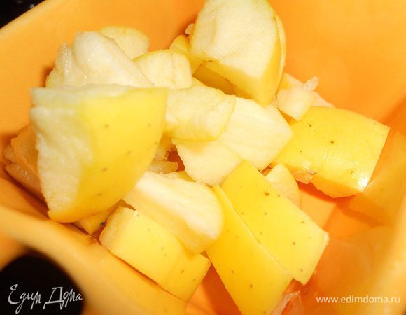 Нарезать яблоко.