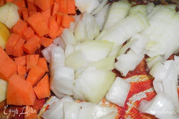 Произвольно нарезать лук и морковь.