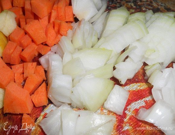 Произвольно нарезать лук и морковь.