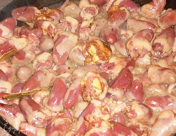 Выкладываем сердечки на сковороду с маслом, добавляем лавровый лист и солим по вкусу и тушим пока не выпарится жидкость.