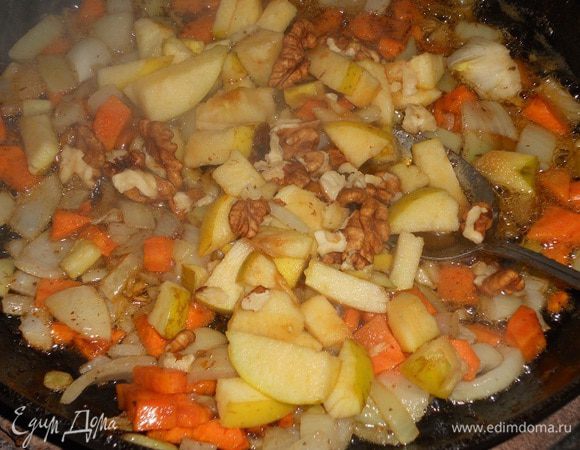 Затем добавить лук и морковь и обжарить, затем добавить яблоко и орехи и обжарить в течении 3 - 4 минут.