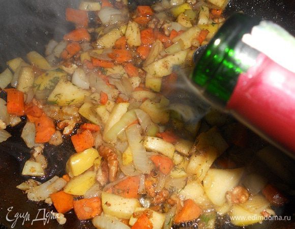 Добавляем специи, щепотку укропа, вливаем вино и тушим