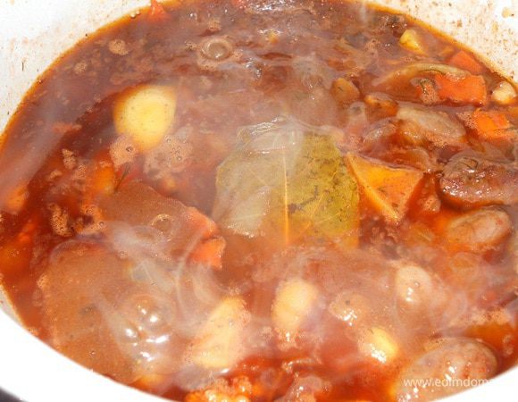 Складываем все в кастрюльку, добавляем воды, чтобы покрыло лишь сердечки и тушим минут 15 добавляем томатный соус и тушим еще 25 минут, затем снять с огня и добавить укроп и чеснок, дать постоять 10 минут и приятного аппетита.