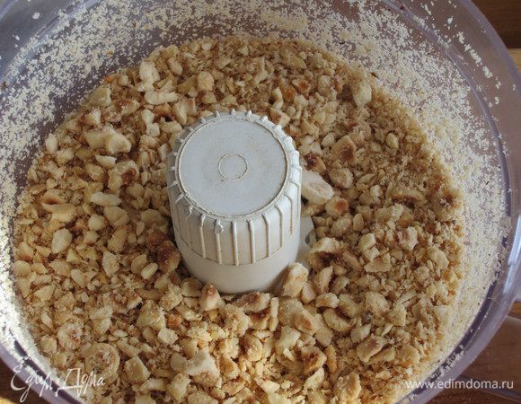 Печенье измельчить в блендере, фундук мелко нарезать.