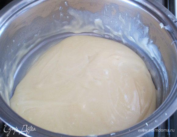 Растопить белый шоколад с небольшим количеством воды на слабом огне.