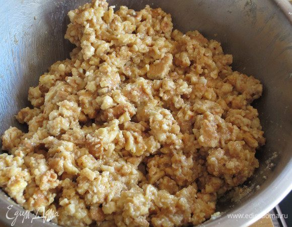 Добавить яйцо,  фундук,печенье. Хорошо перемешать.