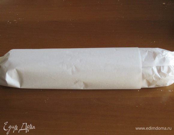 Выложить массу на бумагу для выпечки ,придать форму колбаски,скрутить и поместить в холодильник на 3 часа.