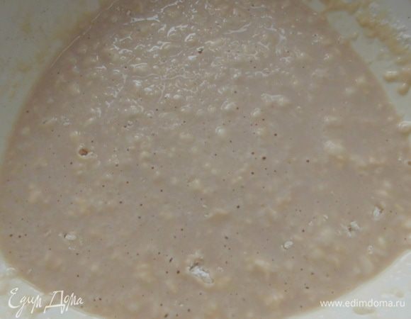 Дрожжи покрошить в миску, добавить сахар. Растворить все в небольшом количестве теплого молока, положить немного муки. Оставить под крышкой на 10 минут. 