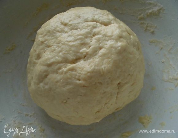 Добавить оставшееся молоко, сливочное масло, яйцо, соль и муку. Замесить тесто. Оставить его в тепле на 30 минут. 
