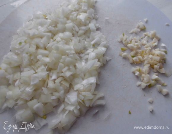 Теперь займемся начинкой. Лук и чеснок почистить и нарезать небольшими кубиками. 